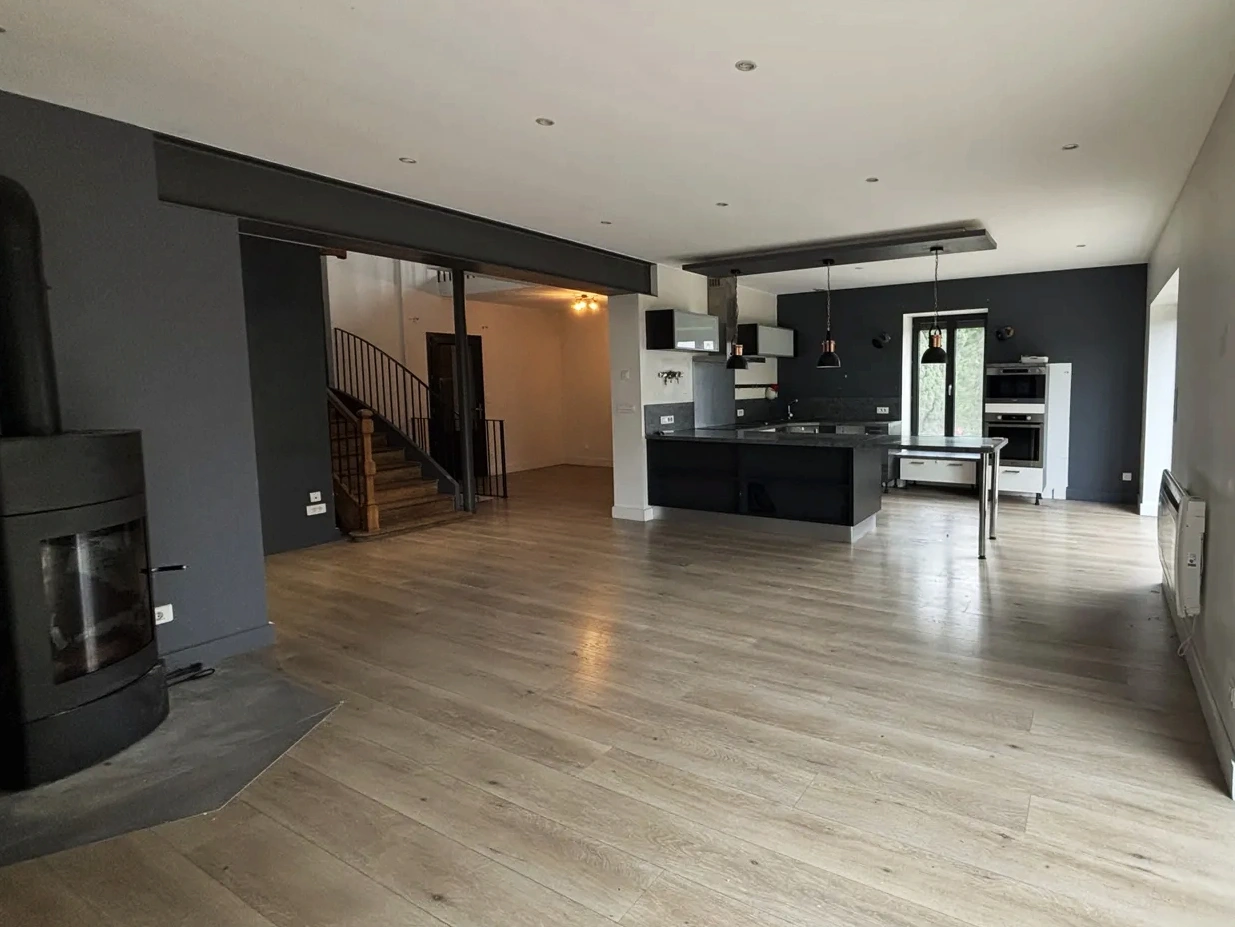 cuisine ouvert sur salle à manger d'une maison à vendre par Anthony Laulognon - agent immobilier sur le grand Chalon