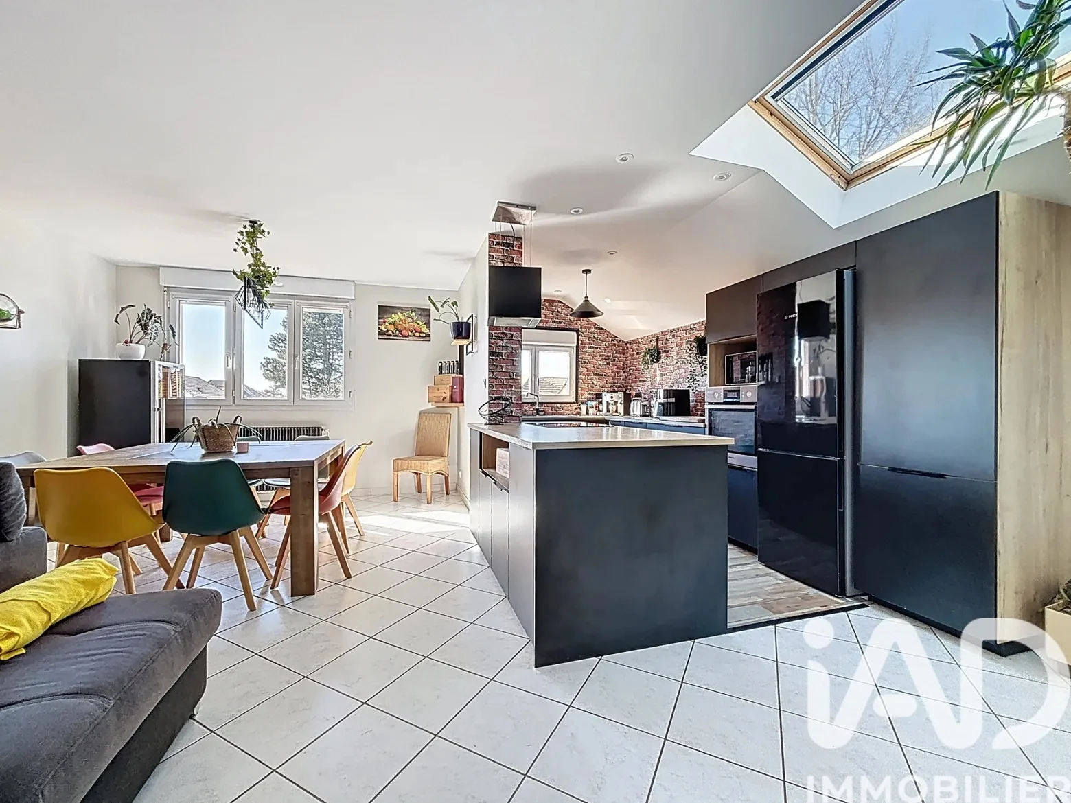 cuisine ouvert sur salle à manger d'une maison à vendre par Anthony Laulognon - agent immobilier sur le grand Chalon